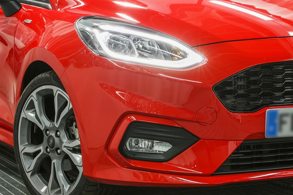 Voiture rouge réparée et brillante